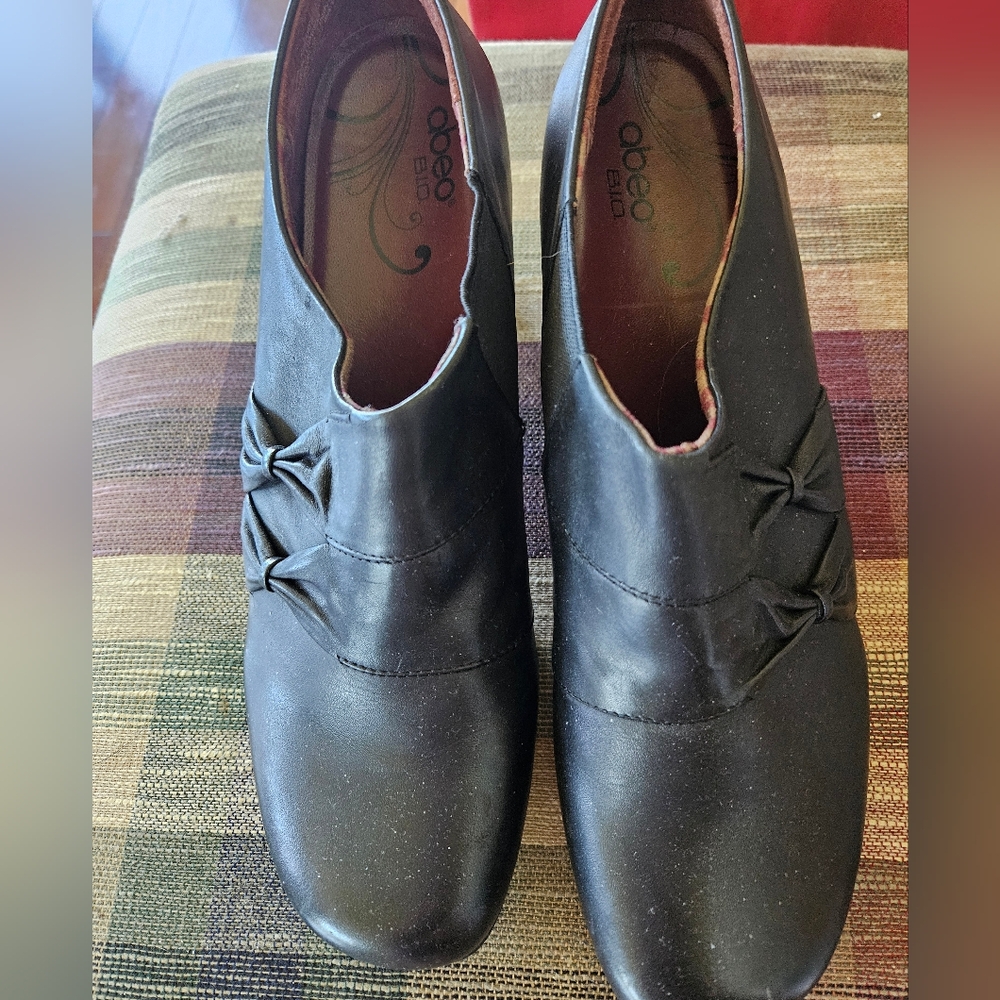 Abeo pretty bo8 accent. Chunky heel shoes. New!This brand is one of my favorites